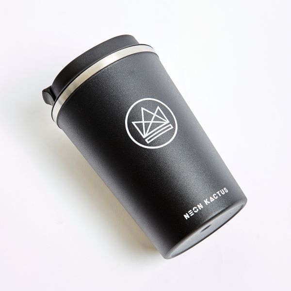 Neon Kactus insulated cup in Rock star colour - black, shown with lid on