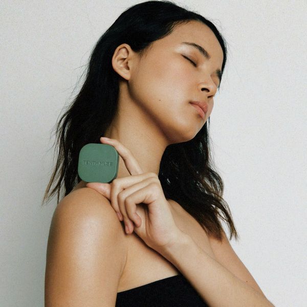 Matcha vessel shown in model's hand