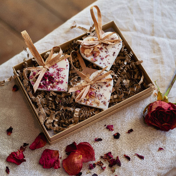 Scented home decoration in 'heart' option, wax melts with rose petals embedded in the wax, with a raffia hanging loop