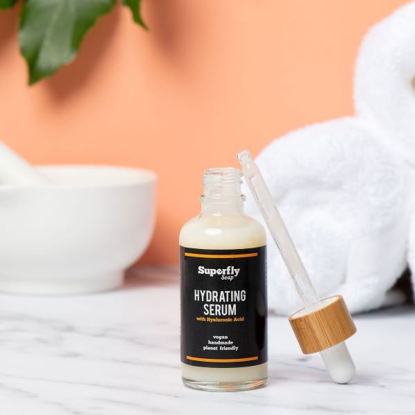 Eco-friendly and natural hydrating serum with hyaluronic acid